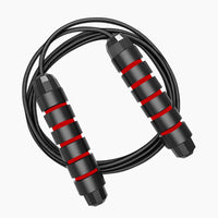 Thumbnail for Schwarzes Springseil mit roten Akzenten und rutschfesten Griffen, ideal für Fitnesstraining