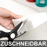 Thumbnail for Weißen Reinigungsschwamm mit Schere zuschneiden, Text „Zuschneidbar“ unten im Bild
