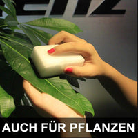 Thumbnail for Blatt einer Pflanze wird mit weißem Schwamm gereinigt, Text „Auch für Pflanzen“ im Bild