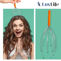 Thumbnail for Frau mit langen braunen Haaren bei Anwendung eines Kopfmassagegeräts mit orangefarbenem Griff