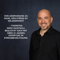 Thumbnail for Person im schwarzen Hemd steht rechts neben Text zu Ruhe, Gelassenheit und Stressbewältigung