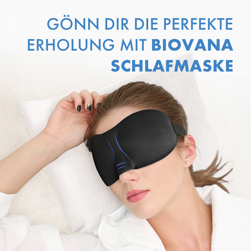 Frau liegt mit schwarzer Schlafmaske auf Kissen, Text Biovana Schlafmaske darüber