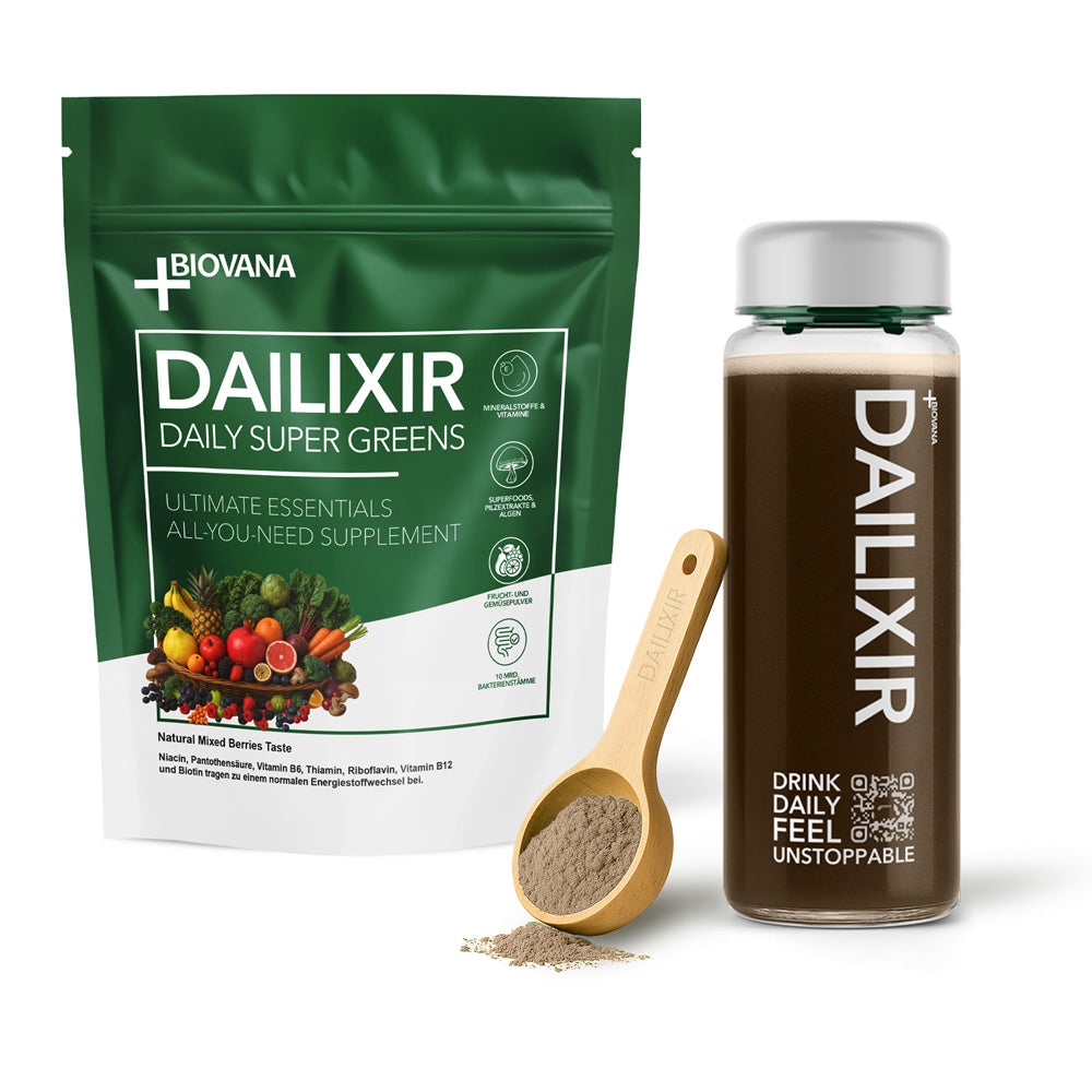 Grüner Beutel Dailixir mit Obstgrafik, Holzlöffel mit Pulver und transparente Flasche mit Shake