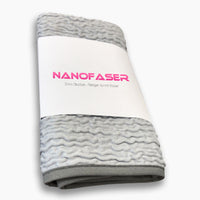 Thumbnail for Graues Reinigungstuch mit geprägter Oberfläche und weißer Banderole mit Schrift Nanofaser