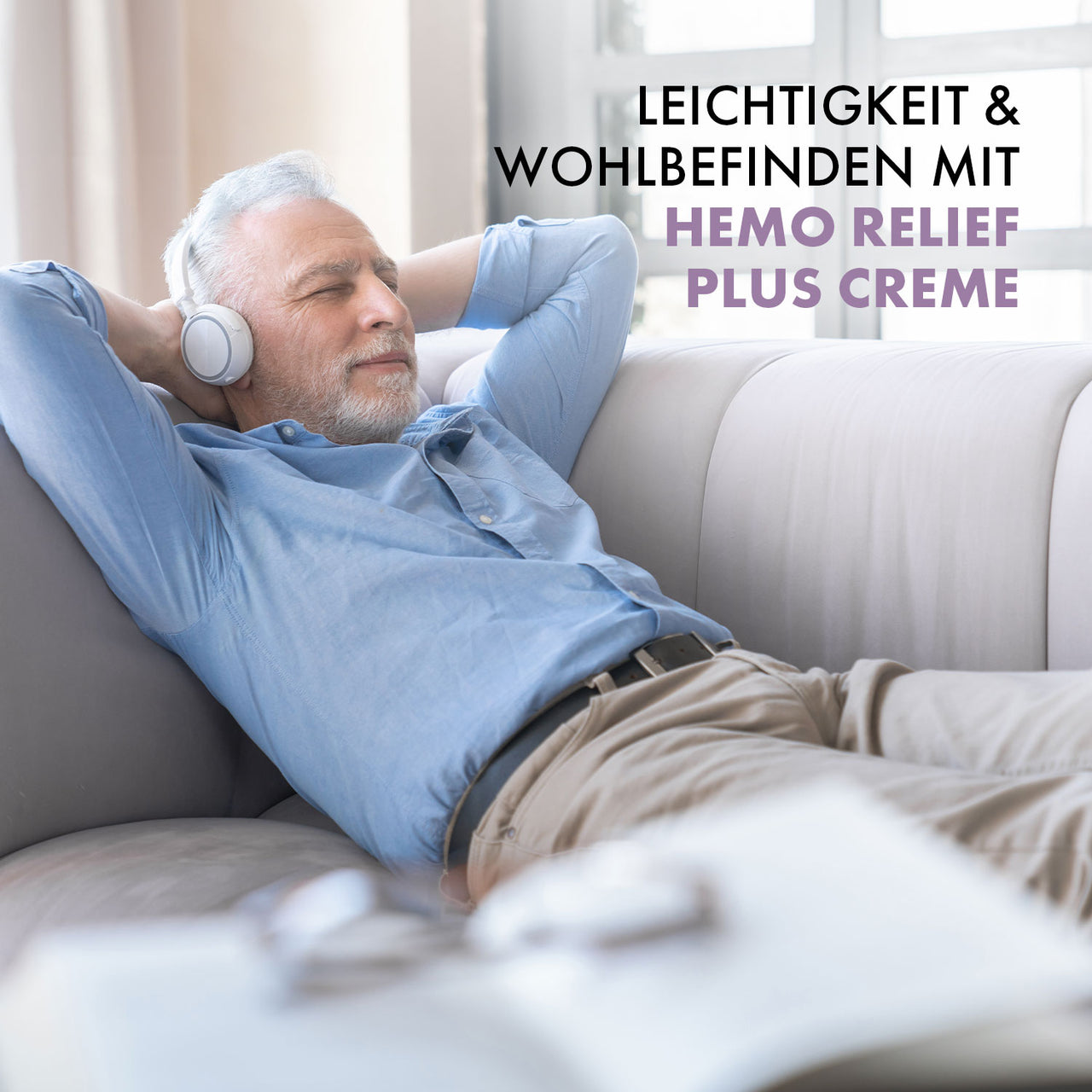 Entspannter Mann mit Kopfhörern auf Sofa als Symbol für Leichtigkeit und Wohlbefinden im Alltag