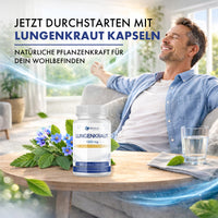 Thumbnail for Mann auf Sofa neben Tisch mit Dose Provilea Nutrition Lungenkraut 1500 mg und Glas Wasser
