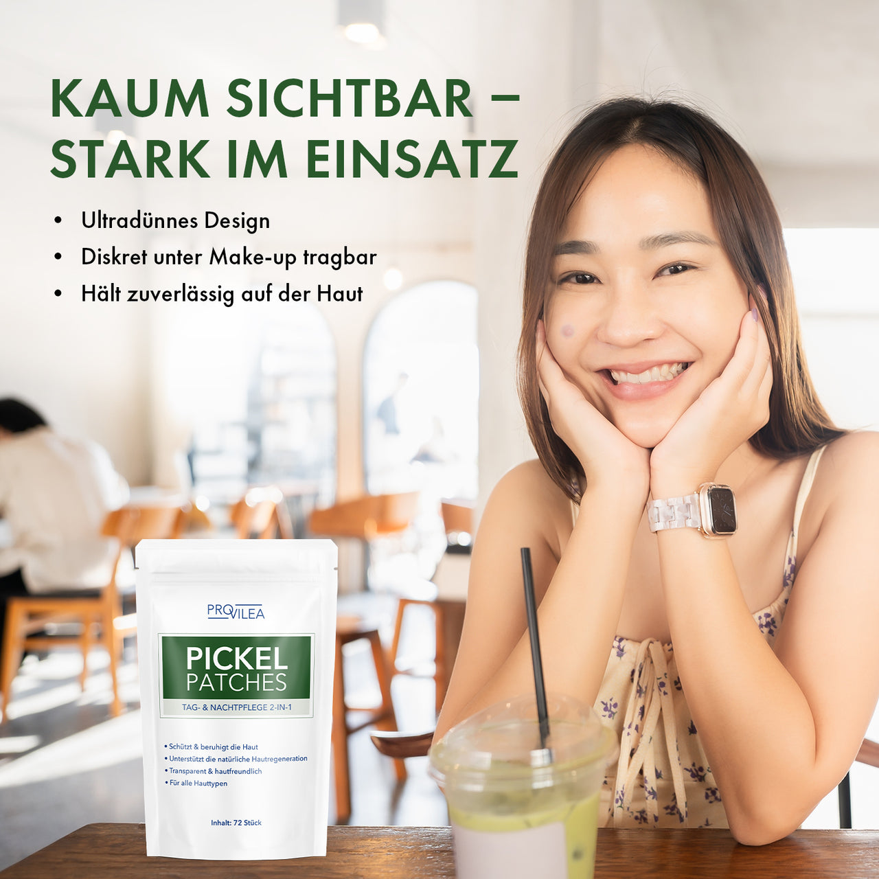 Frau mit unauffälligem Pickel Patch im Gesicht im Café neben Provilea Pickel Patches Verpackung