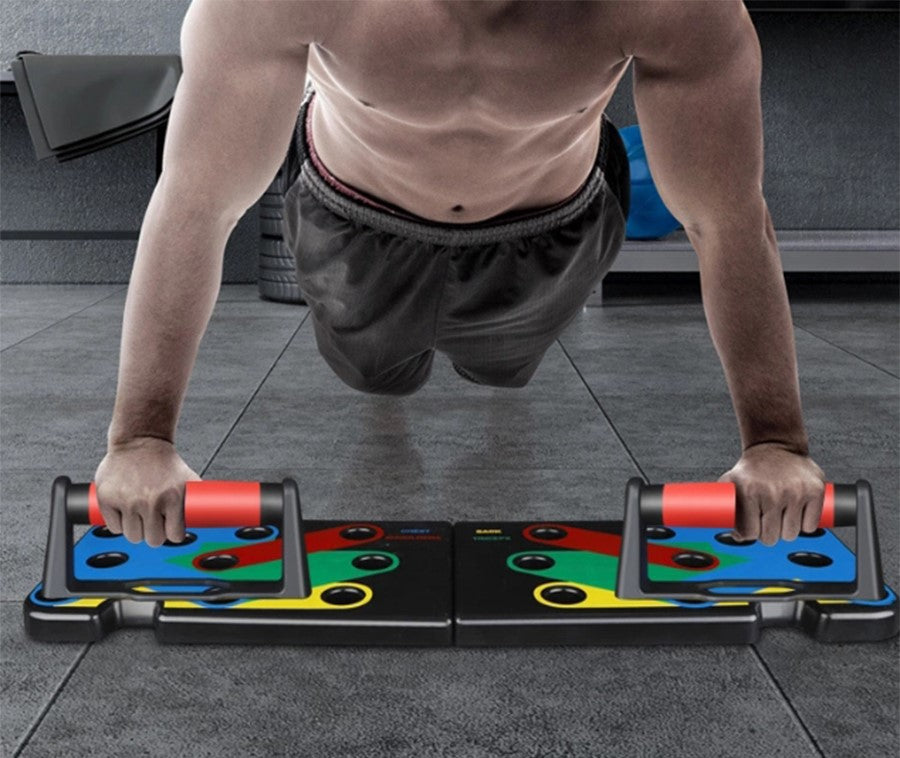Mann macht Liegestütze auf farbcodiertem Push-up-Board zur gezielten Stärkung des Oberkörpers