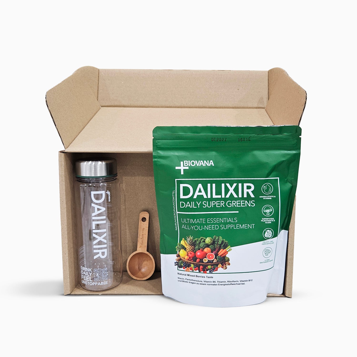 Set mit Dailixir Beutel Daily Super Greens, transparenter Flasche und Holzlöffel im Karton