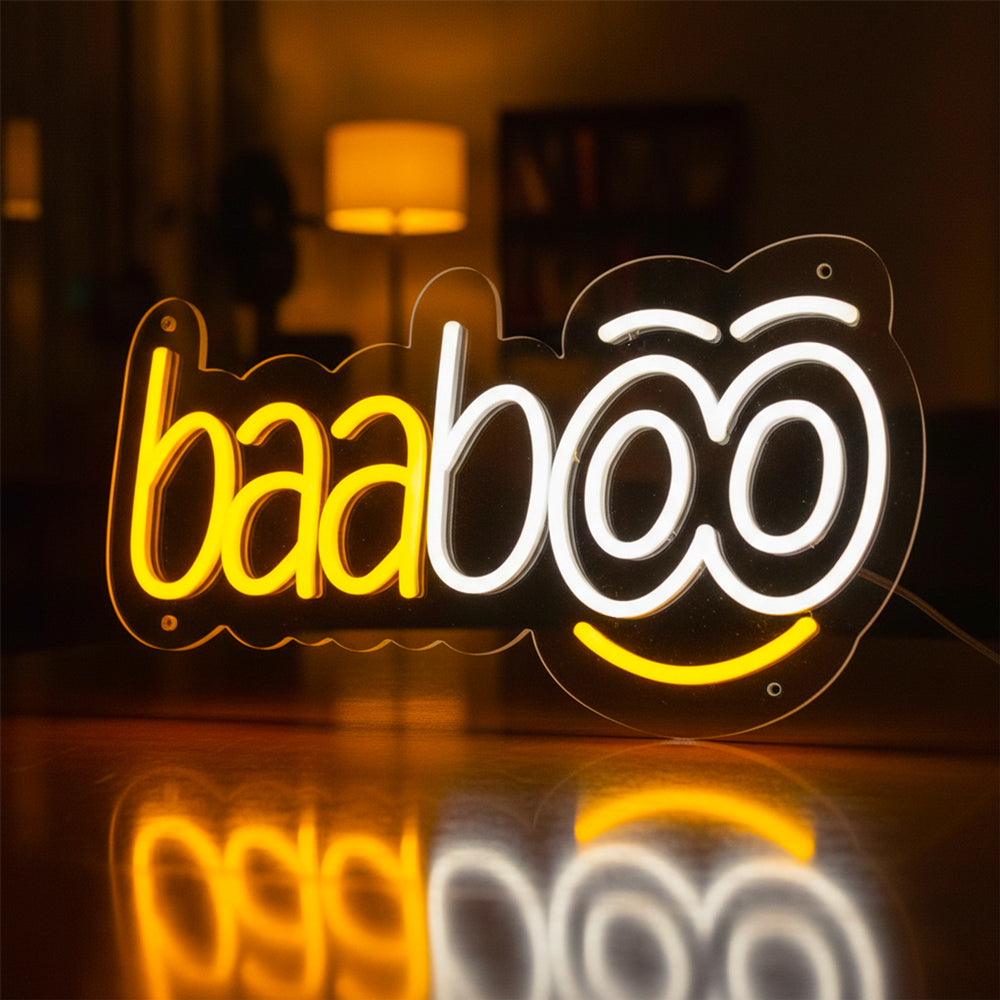 Neon-Leuchtschild mit Schriftzug baaboo und Smiley in Orange und Weiß vor dunklem Hintergrund