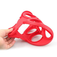 Thumbnail for Hand hält rote Silikonform mit mehreren runden Öffnungen in gefaltetem Zustand