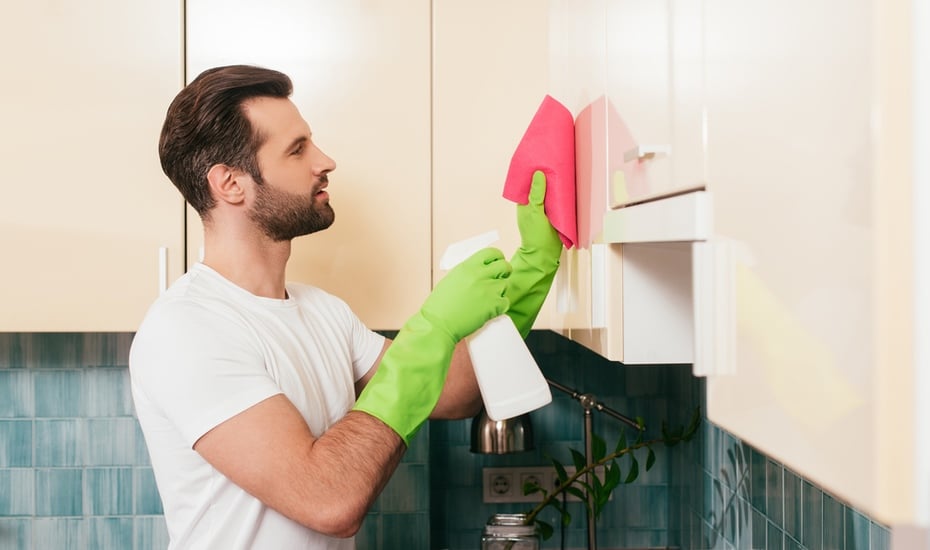 küchenfronten reinigen mann hummihandschuhe lappen putzmittel küchenschränke