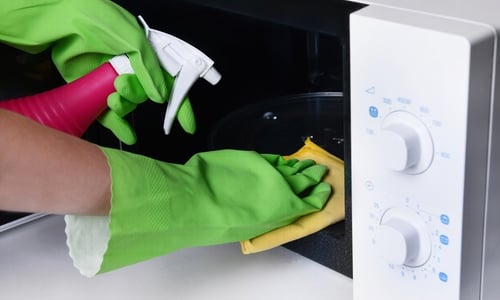 mikrowelle reinigen sauber machen gummihandschuhe lappen putzmittel spray