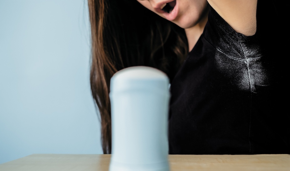 deoflecken entfernen deo deodorant antitranspirant frau tshirt schwarz