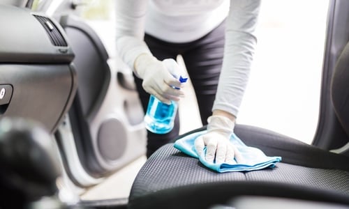 fettflecken entfernen autositze auto spray gummihandschuhe lappen frau