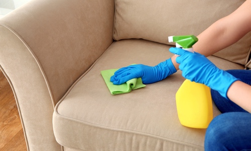 fettflecken entfernen gummihandschuhe lappen spray sofa couch