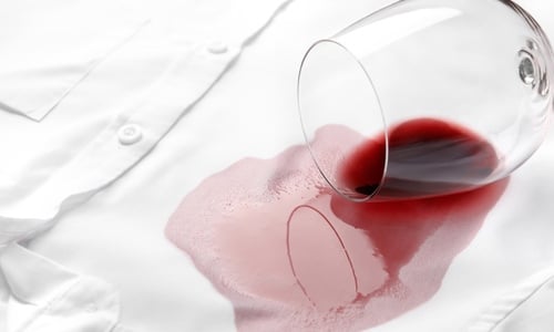 rotweinflecken entfernen kleidung textilien hemd glas rotwein