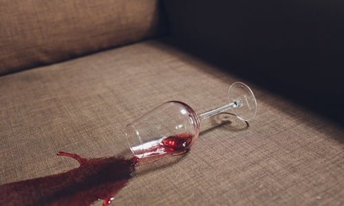 rotweinflecken entfernen sofa wein rotwein glas flecken