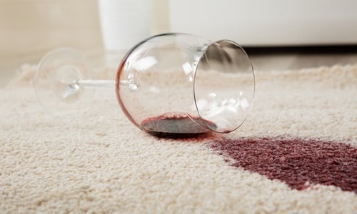 rotweinflecken entfernen teppich teppichboden glas wein flecken