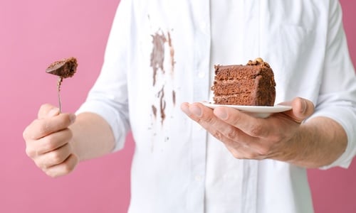 schokoladenflecken entfernen schokolade kuchen gabel teller mann hemd