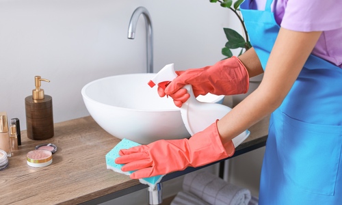 waschbecken reinigen spray gummihandschuhe lappen badezimmer